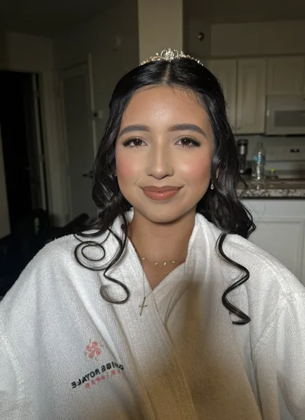 Peinado con Ondas Románticas para 15 Años