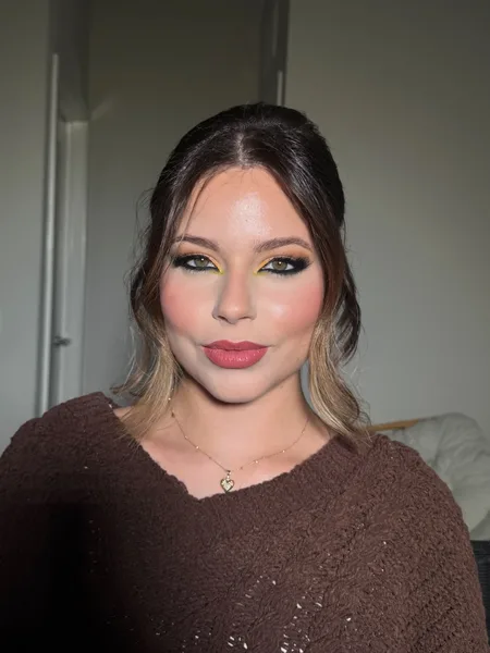 Maquillaje Glam Completo con Delineado de Lujo