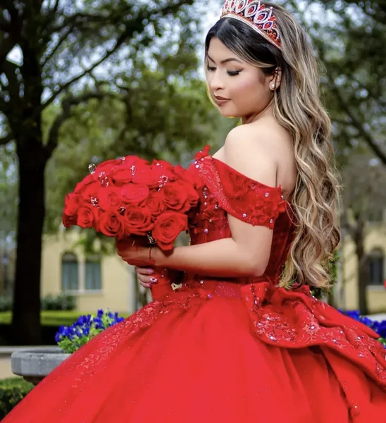 Maquillaje de Quinceañera con Vestido Rojo